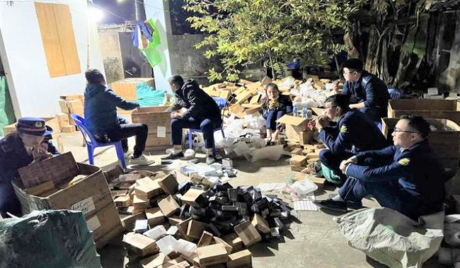 Thái Nguyên Phát hiện kho hàng gần 15 000 chai nước hoa không rõ nguồn gốc