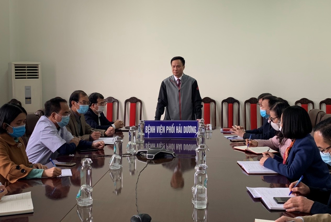 Vận dụng cơ chế đặc thù, bố trí ngân sách để giữ chân cán bộ, nhân viên y tế