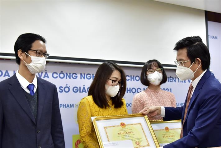 Trao giải thưởng Khoa học và công nghệ cho giảng viên trẻ và sinh viên
