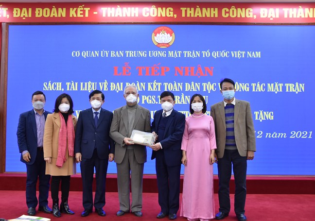 Tiếp nhận những tài liệu, tư liệu quan trọng về công tác Mặt trận
