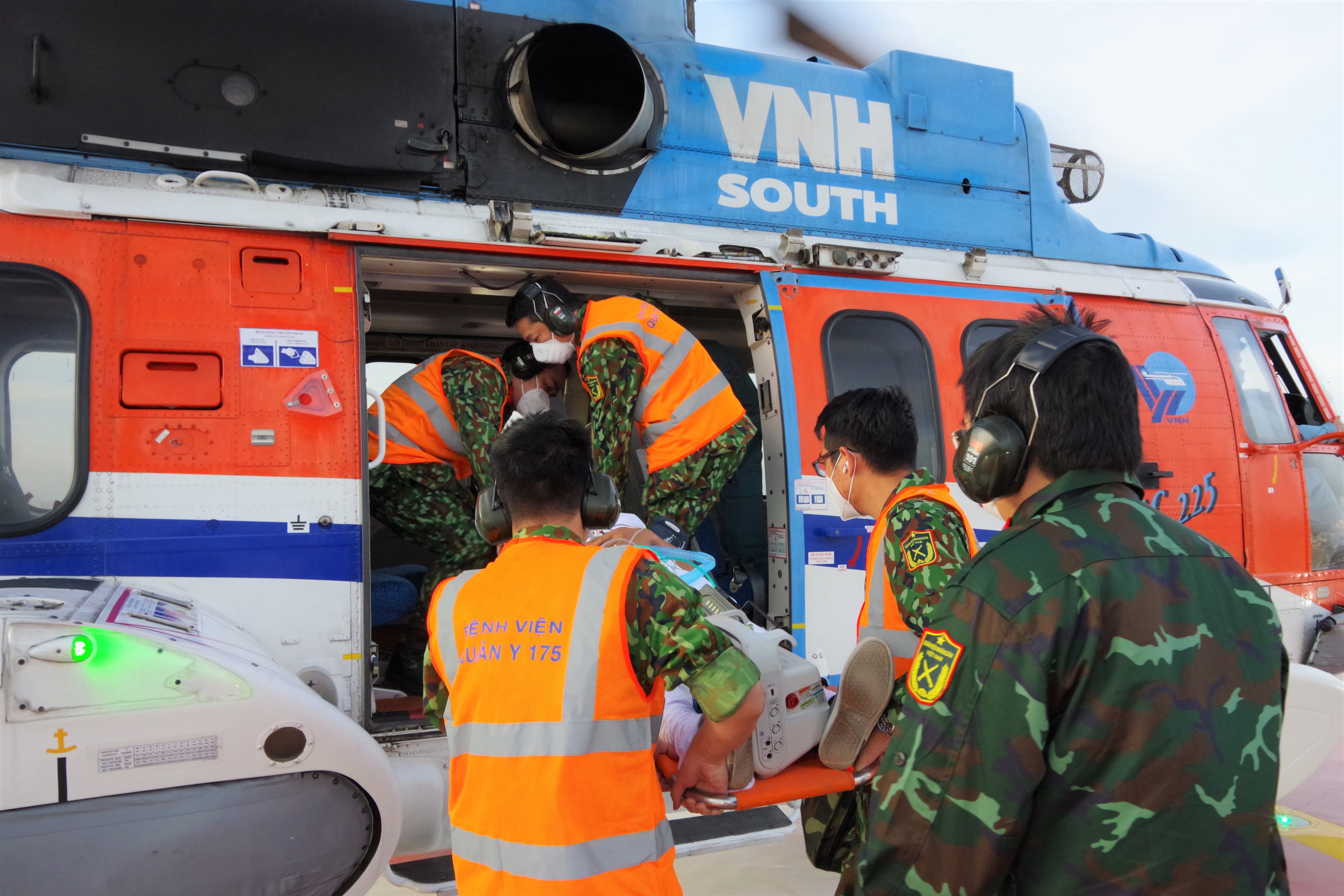 Huấn luyện bay trực thăng EC-225 tại Bệnh viện Quân y 175