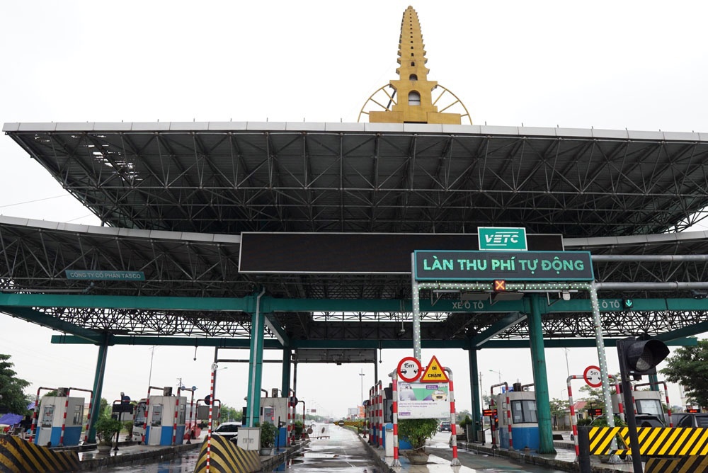 Giật mình mức phạt ô tô lạc vào làn thu phí ETC