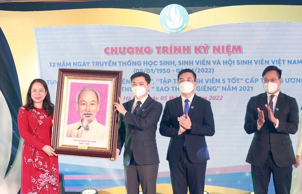 Người bạn đồng hành của các thế hệ sinh viên Việt Nam