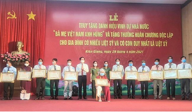 Thủ tục, hồ sơ tước hoặc phục hồi danh hiệu
