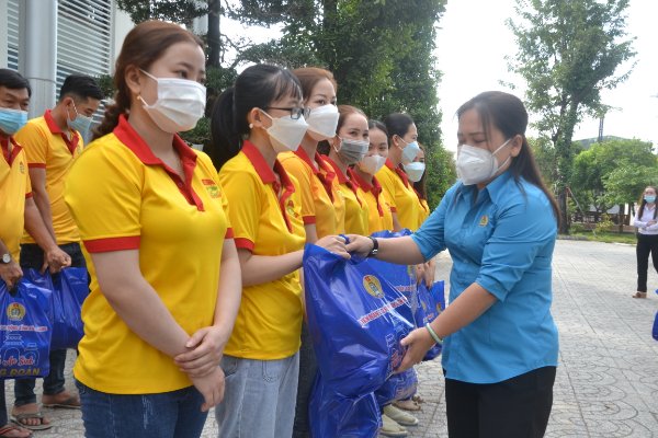 Trao 25 000 túi quà an sinh cho công đoàn viên