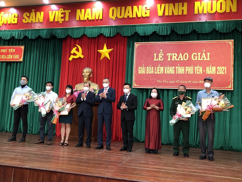 Phú Yên Trao giải Búa liềm vàng năm 2021 cho 24 tác phẩm báo chí