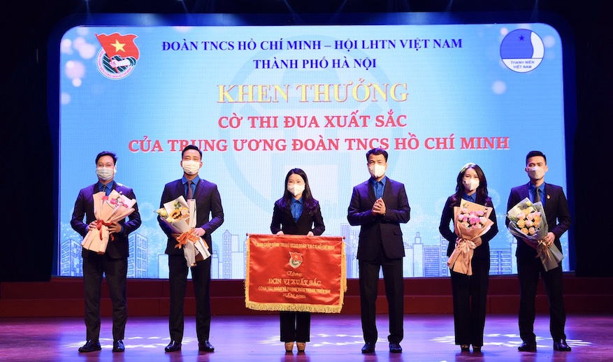 Đoàn Thanh niên TP Hà Nội nhận cờ thi đua xuất sắc