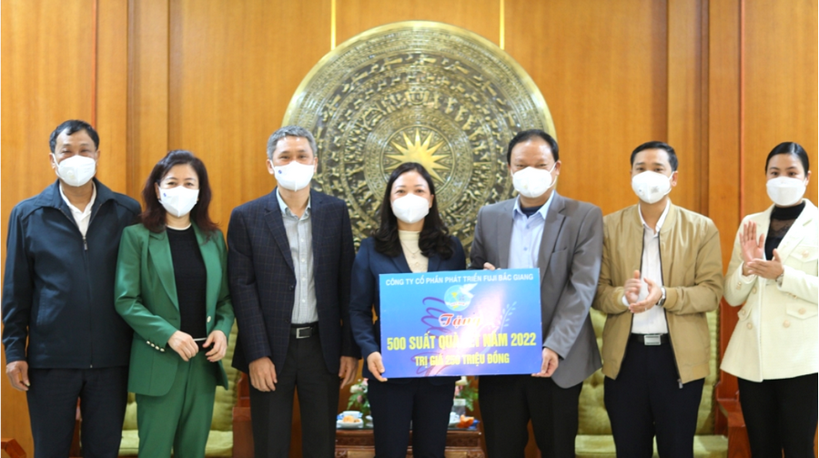 Phó Bí thư Thường trực Tỉnh uỷ Lê Thị Thu Hồng thăm, tặng quà tại huyện Lục Ngạn