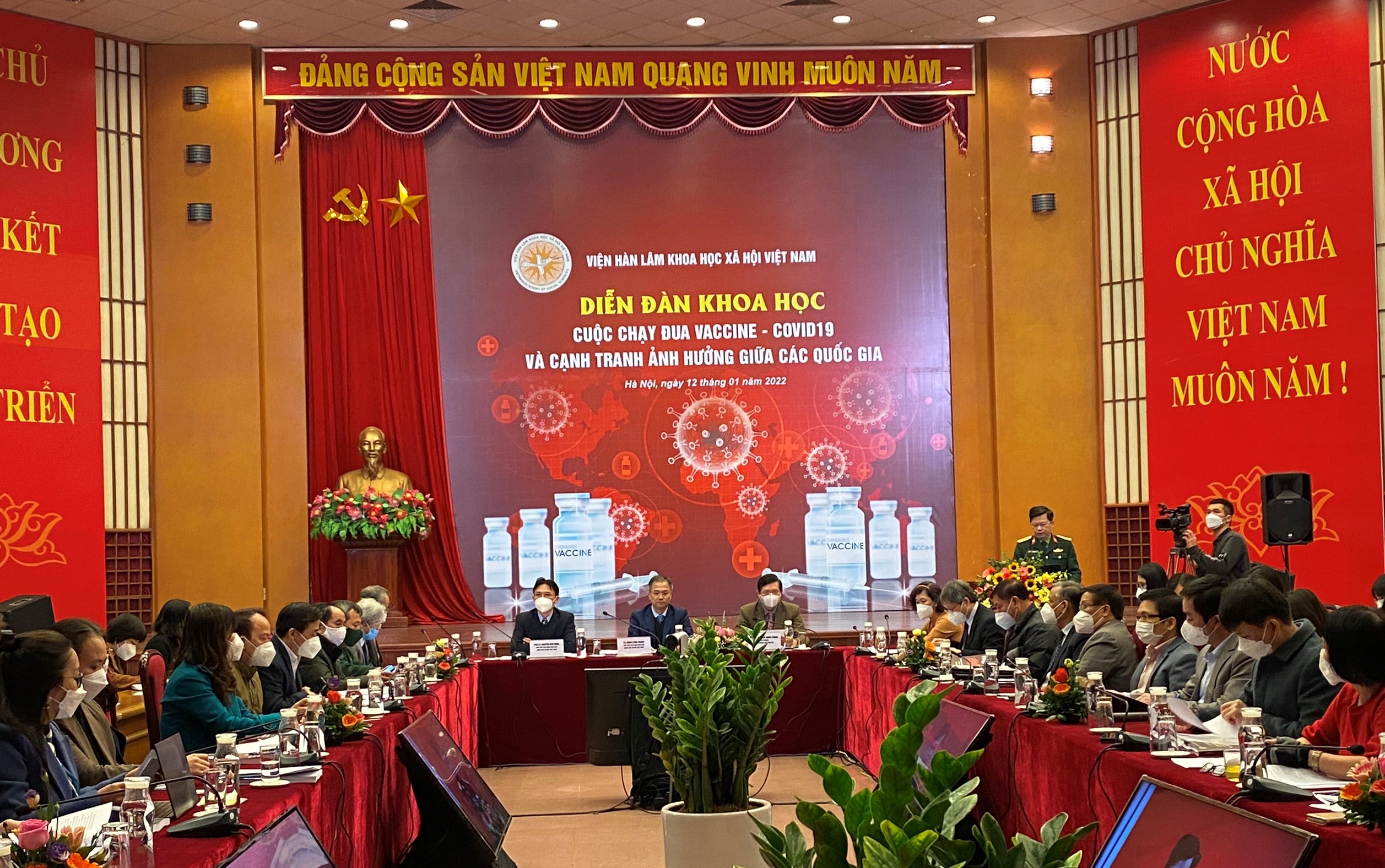 Cuộc chạy đua vaccine COVID-19 và cạnh tranh ảnh hưởng giữa các quốc gia