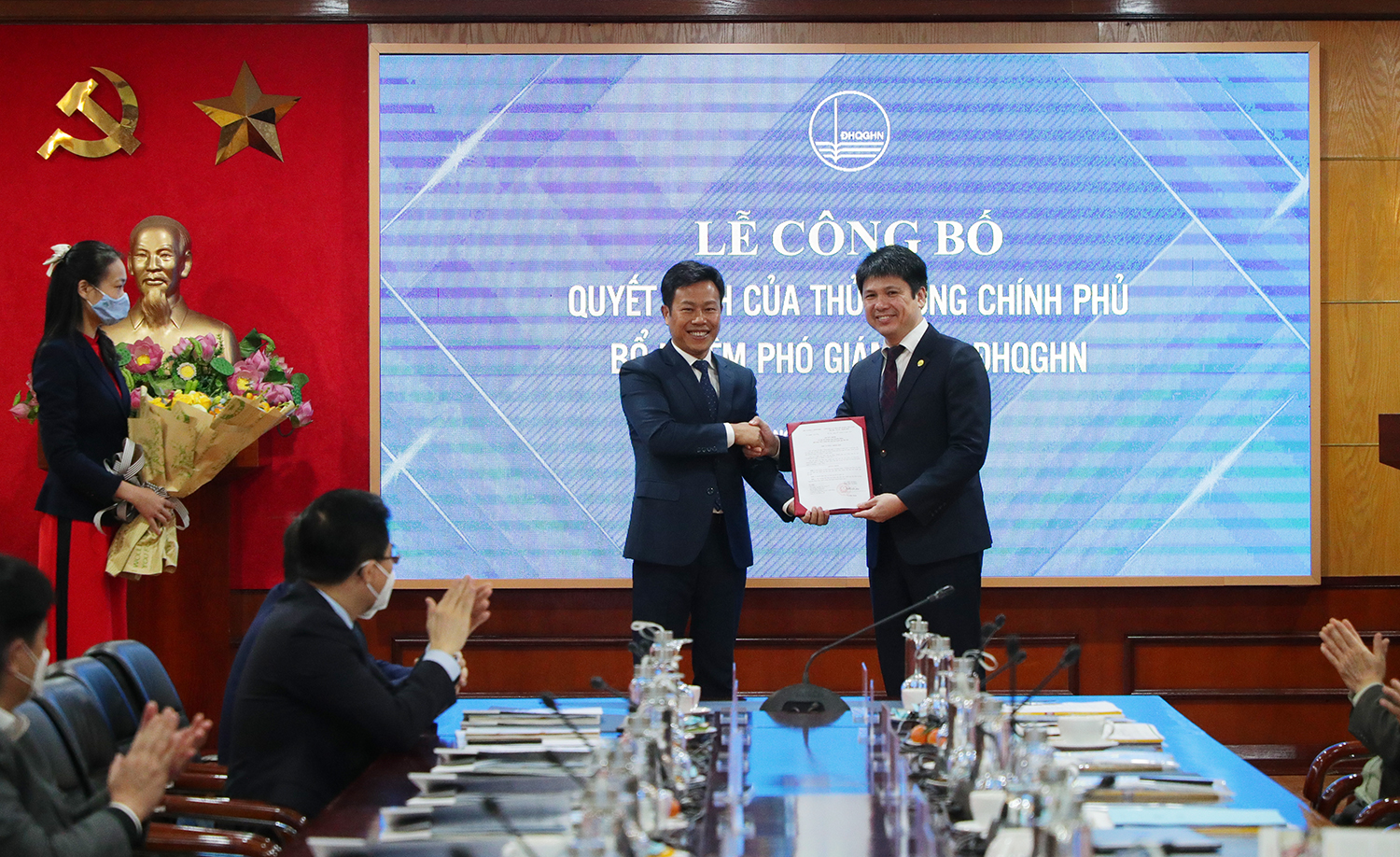 Trao Quyết định bổ nhiệm Phó Giám đốc ĐHQGHN