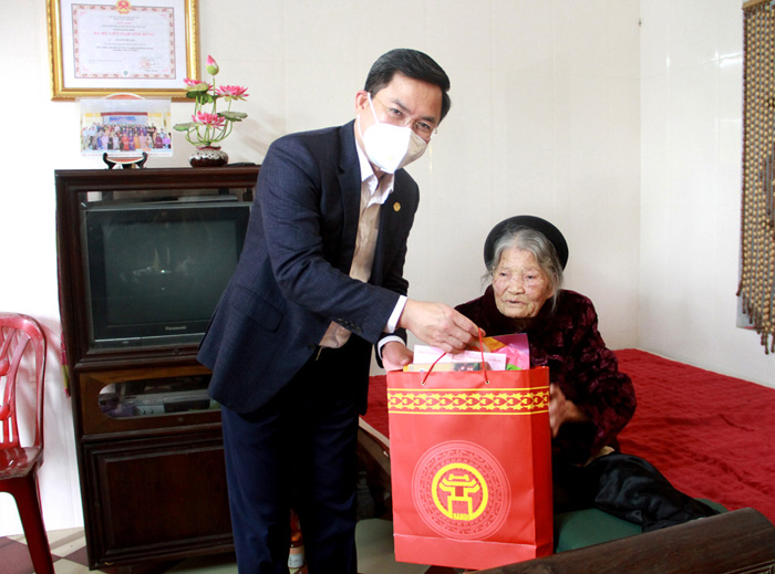 Thăm, tặng quà Mẹ Việt Nam Anh hùng, các gia đình chính sách tại Hà Nội