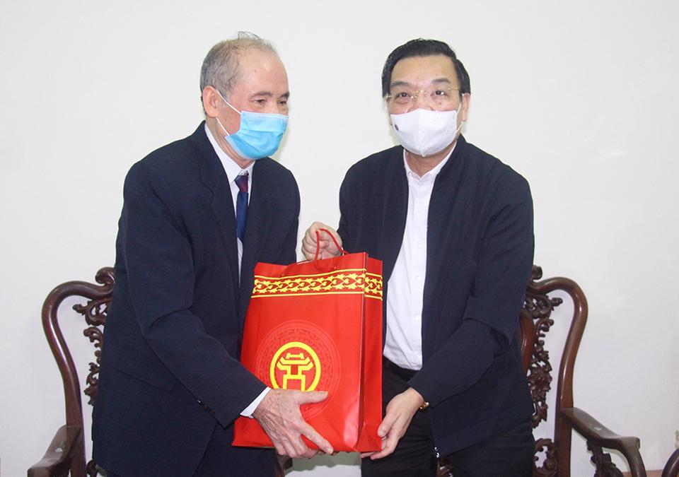 Chủ tịch TP Hà Nội thăm, tặng quà Tết cho cán bộ lão thành quận Ba Đình