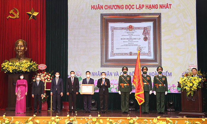 Quận Hoàn Kiếm đón nhận Huân chương Độc lập hạng Nhất