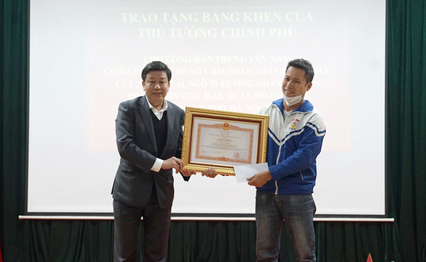 Trao Bằng khen của Thủ tướng Chính phủ tặng người dũng cảm cứu cháu bé trong đám cháy