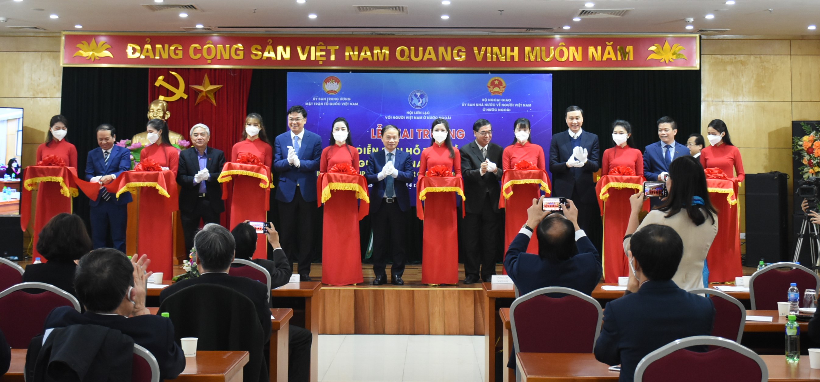 Tăng cường hỗ trợ đầu tư cho người Việt Nam ở nước ngoài