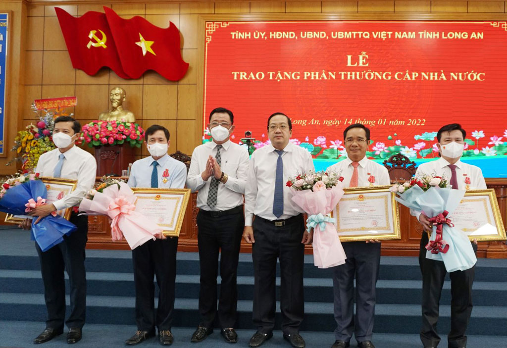 Long An tổ chức trao tặng phần thưởng cấp Nhà nước