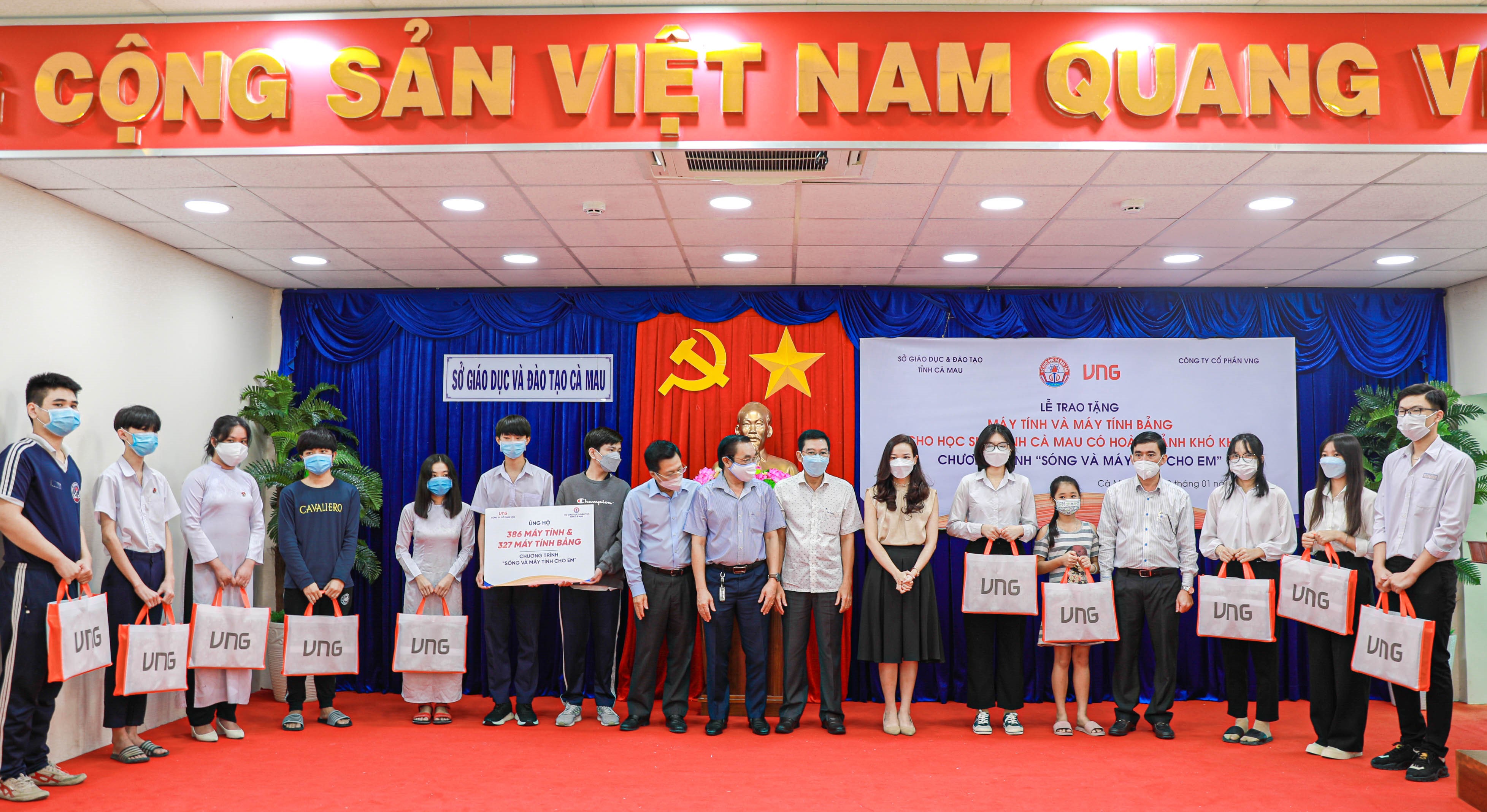 Trao tặng 4 000 máy tính cho học sinh khó khăn 3 tỉnh miền Tây