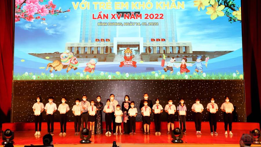 Bình Dương tặng quà Tết cho 1 800 trẻ em có hoàn cảnh khó khăn