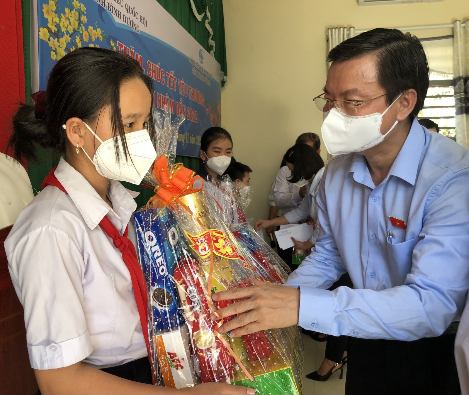 Bình Dương Tặng quà Tết Mẹ Việt Nam anh hùng, trẻ em khó khăn