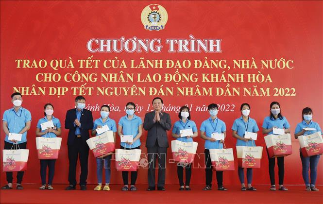 Tặng quà Tết gia đình chính sách, hộ nghèo tại tỉnh Khánh Hòa