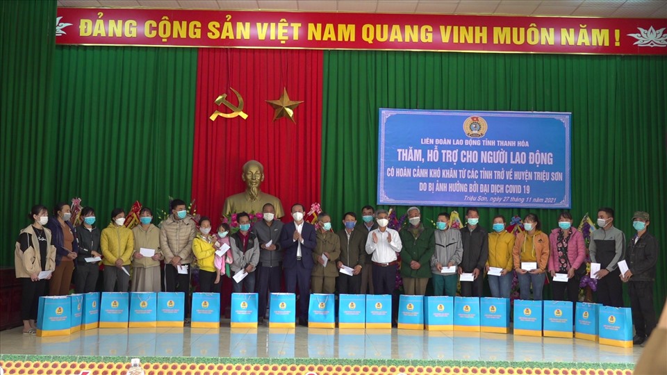Đồng hành cùng lao động về quê do ảnh hưởng bởi dịch bệnh