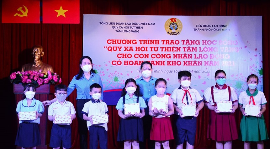 Trao học bổng cho con công nhân lao động, đoàn viên công đoàn khó khăn