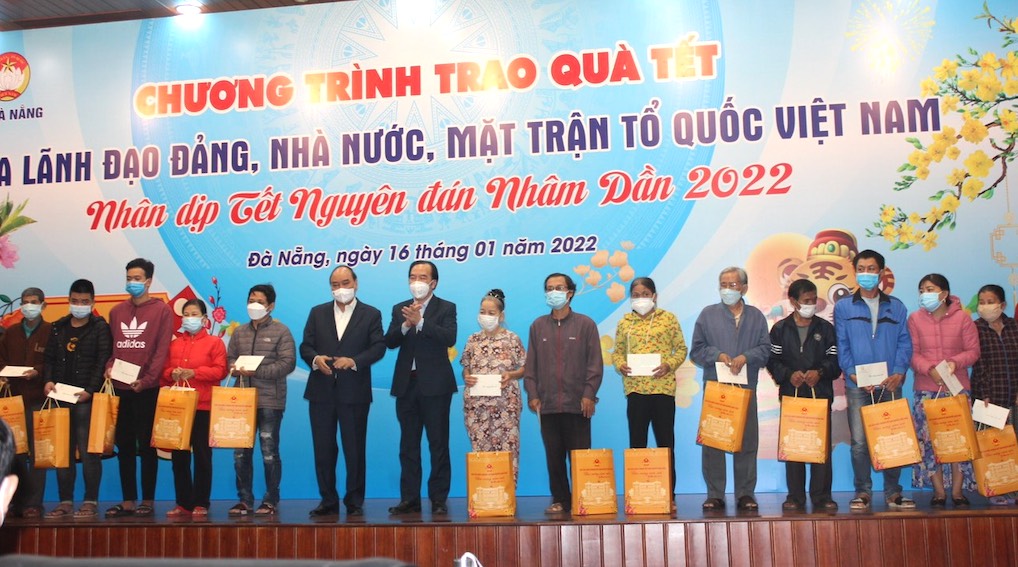 Chủ tịch nước Nguyễn Xuân Phúc thăm hỏi, trao tặng quà Tết tại Đà Nẵng