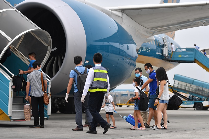Hành khách đi máy bay dịp Tết nên làm thủ tục trực tuyến
