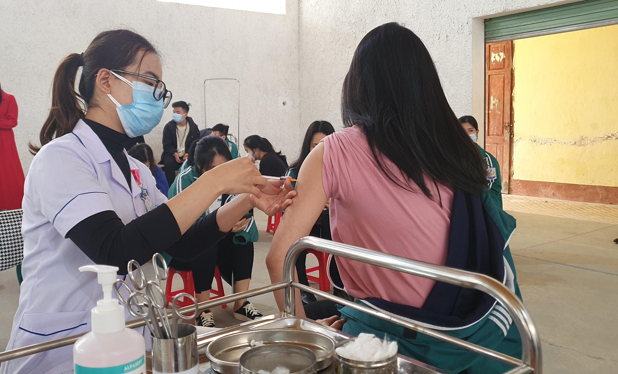 Hà Tĩnh 93 người trong độ tuổi 12 đến 18 tiêm đủ 2 mũi vắc-xin phòng COVID-19