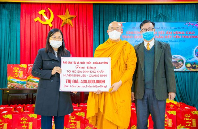 Chùa Ba Vàng tặng 320 suất quà tết cho bà con vùng dân tộc thiểu số huyện Bình Liêu Quảng Ninh