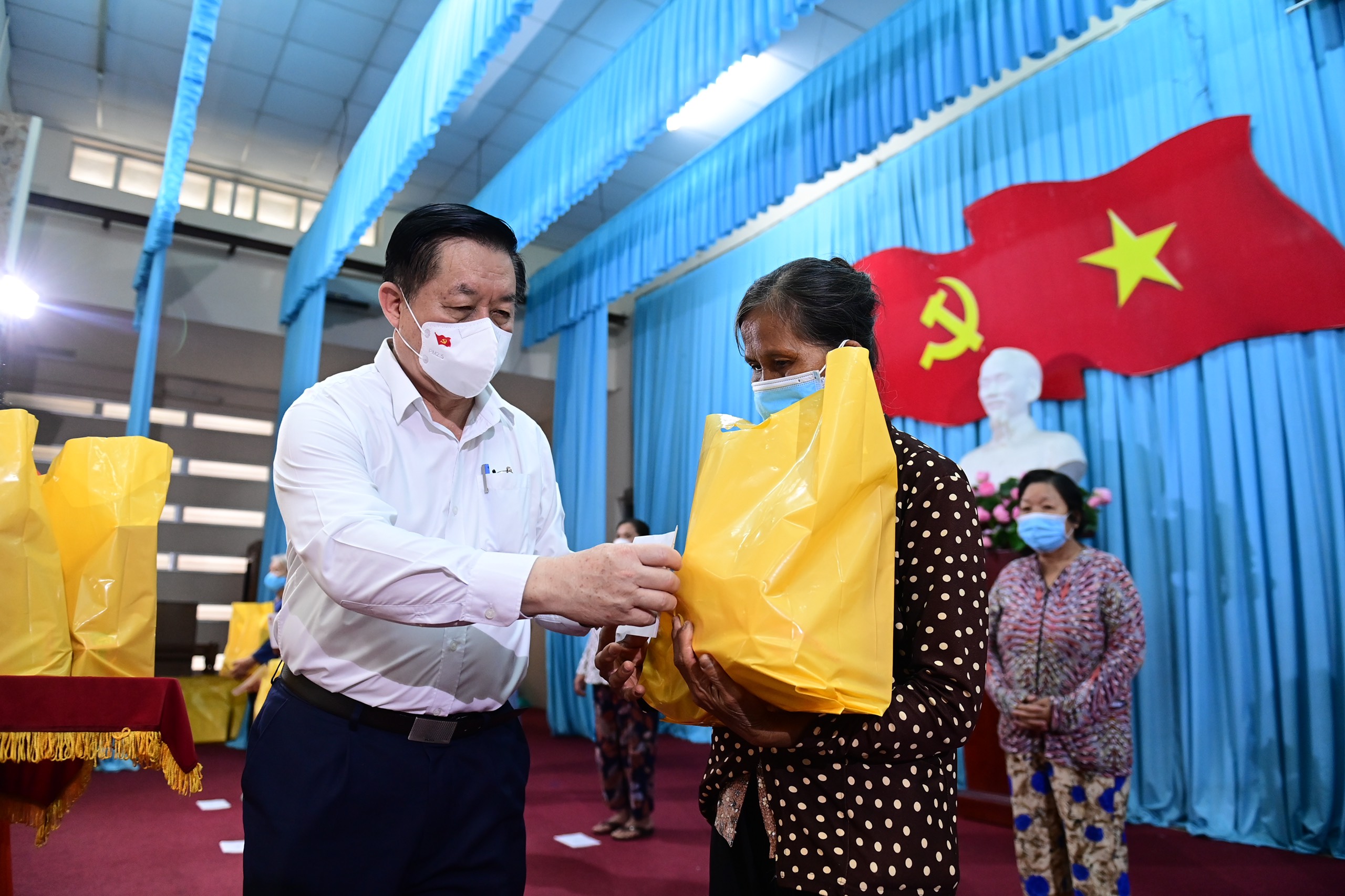Đồng chí Nguyễn Trọng Nghĩa thăm, tặng quà Tết công nhân, hộ nghèo tại Tiền Giang