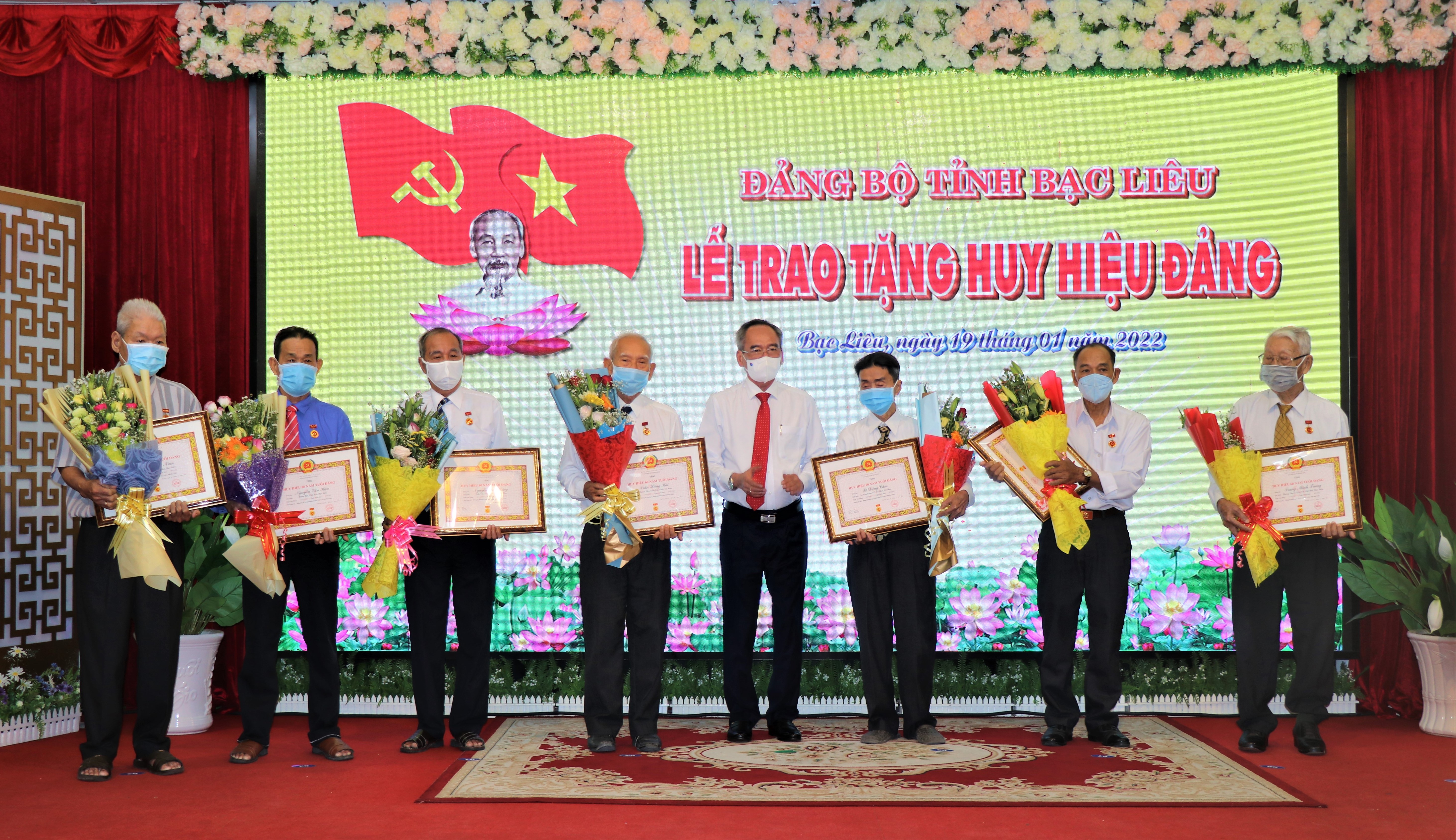 Bạc Liêu 94 đảng viên được nhận Huy hiệu Đảng