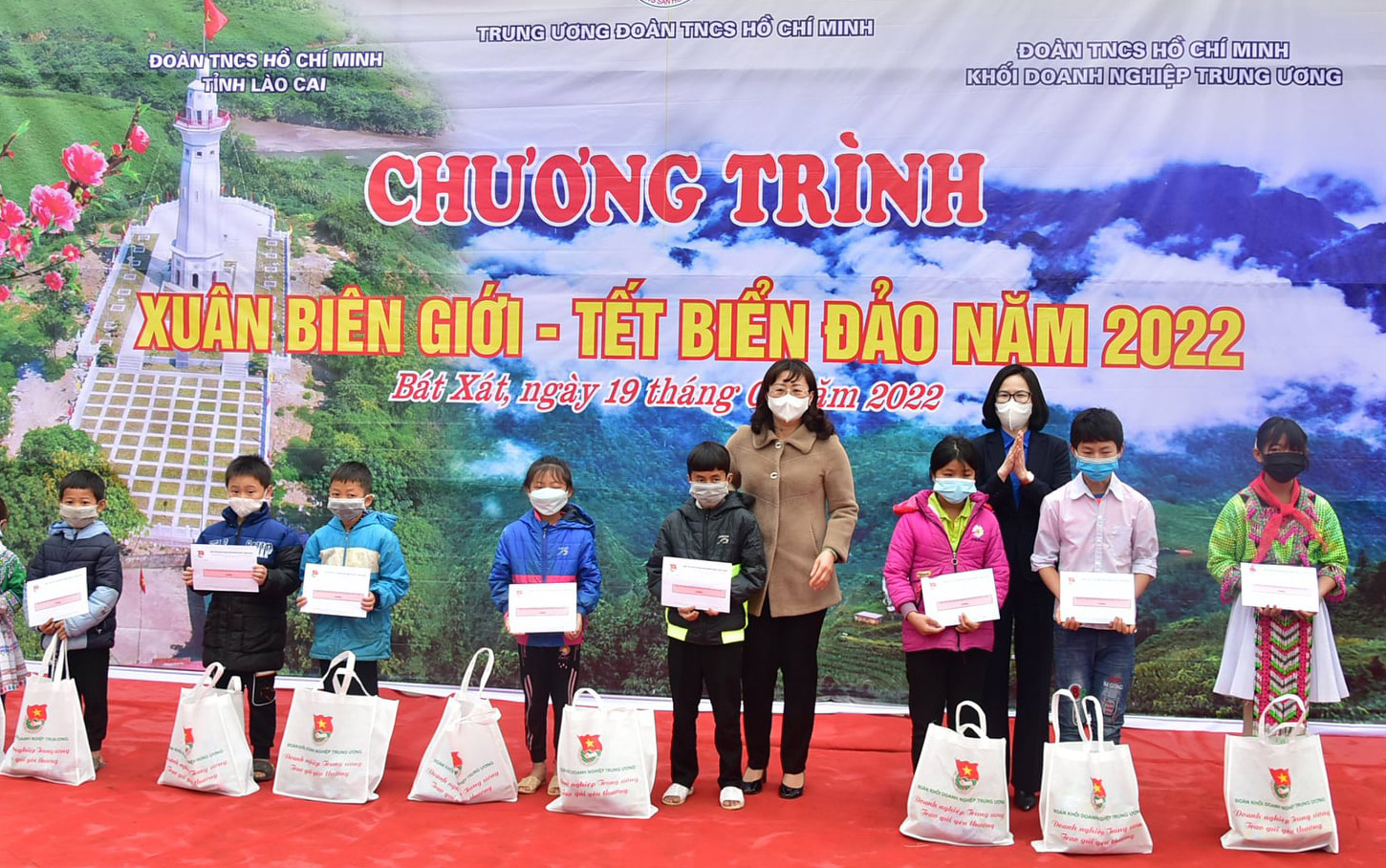 Hỗ trợ 1,35 tỷ đồng cho học sinh và người dân hoàn cảnh khó khăn tỉnh Lào Cai
