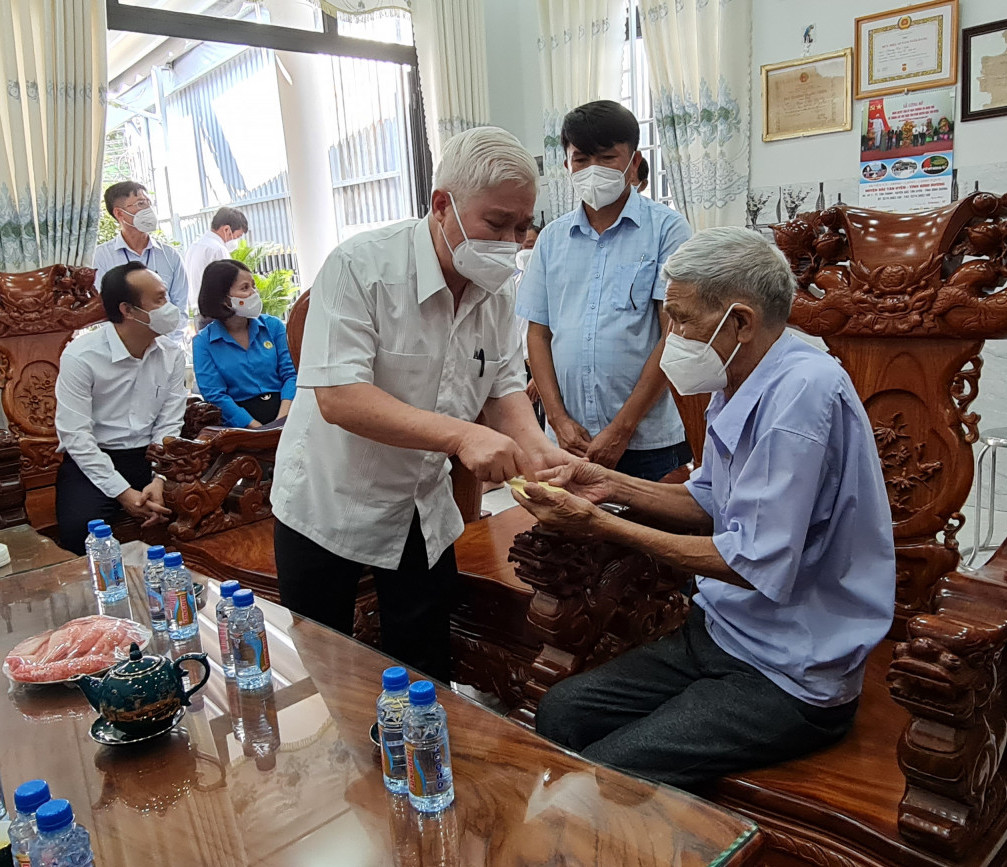 Lãnh đạo tỉnh Bình Dương tặng quà tết các gia đình chính sách, người nghèo, công nhân lao động