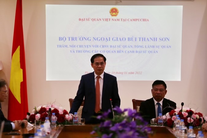 Bộ trưởng Bộ Ngoại giao thăm cán bộ, nhân viên ĐSQ Việt Nam tại Campuchia