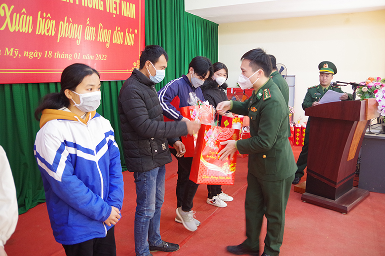 Chăm lo cho nhân dân đón Xuân nơi biên cương Tổ quốc
