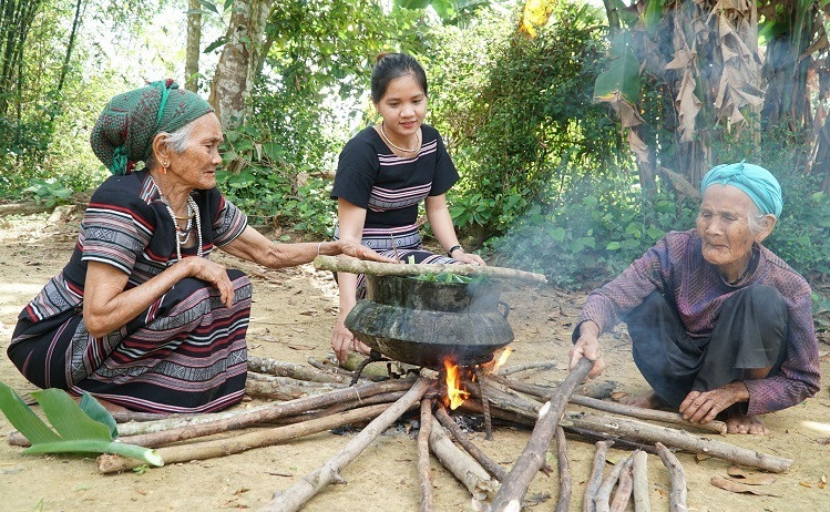 Về Quảng Ngãi đón Tết truyền thống với đồng bào Hrê