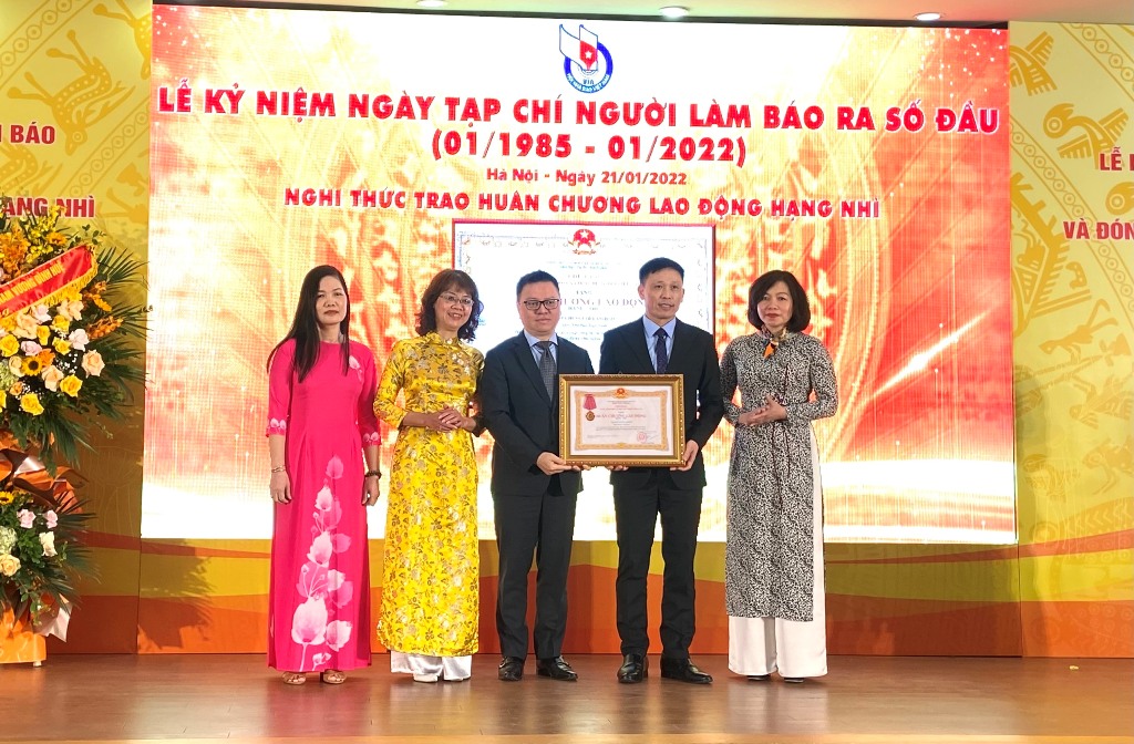 Tạp chí Người làm báo đón nhận Huân chương Lao động hạng Nhì