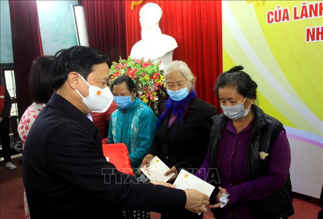 Phó Chủ tịch Quốc hội Nguyễn Khắc Định trao quà Tết tại Thái Bình