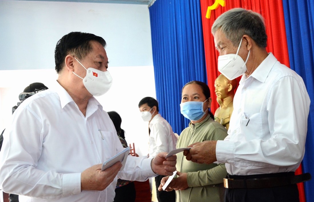 Đồng chí Nguyễn Trọng Nghĩa thăm, tặng quà Tết tại Tây Ninh
