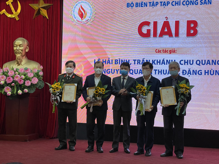 Tạp chí Cộng sản trao 34 giải báo chí “Ngọn lửa” lần thứ năm