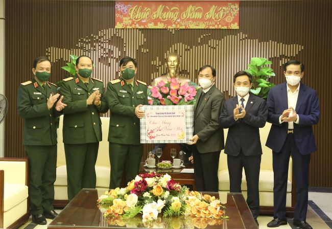 Lãnh đạo Tổng cục Công nghiệp Quốc phòng thăm, chúc Tết tại Hà Tĩnh