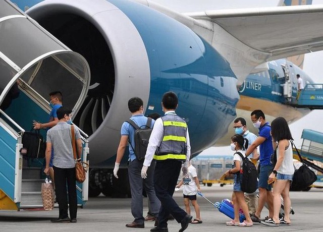 Bỏ yêu cầu kiểm tra giấy xét nghiệm và tiêm đủ vắc xin với khách đi máy bay