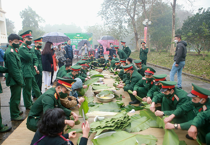 Gói bánh chưng xanh cùng người nghèo ăn Tết