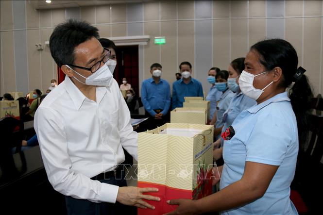 Phó Thủ tướng Vũ Đức Đam thăm và tặng quà Tết tại Bình Thuận