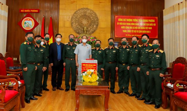 Phó Chủ tịch Quốc hội chúc Tết Quân khu 5