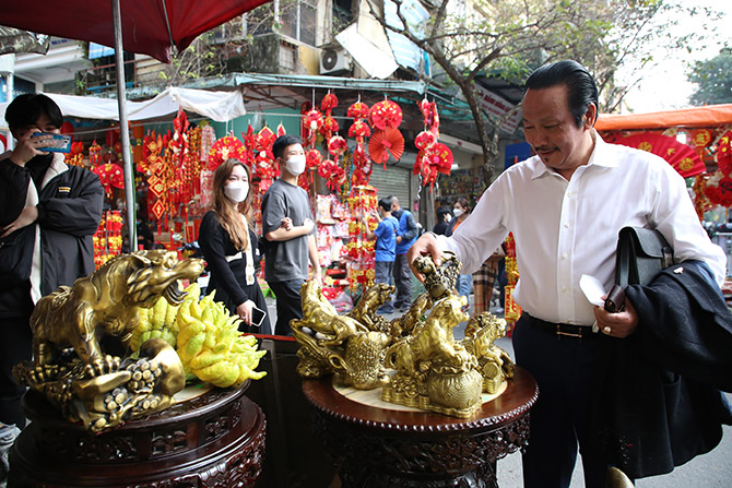 Năm Dần ngắm hổ ở chợ phiên đồ cổ