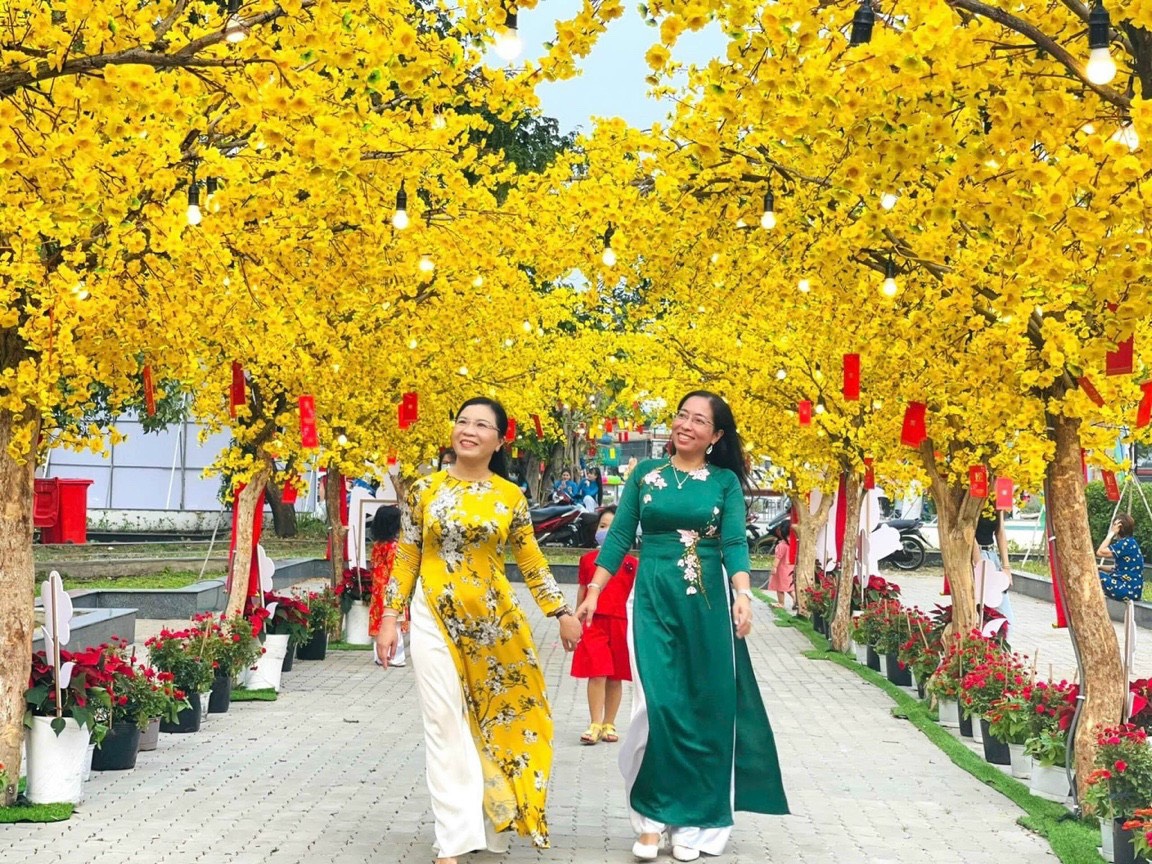 Áo dài xuống phố đón xuân