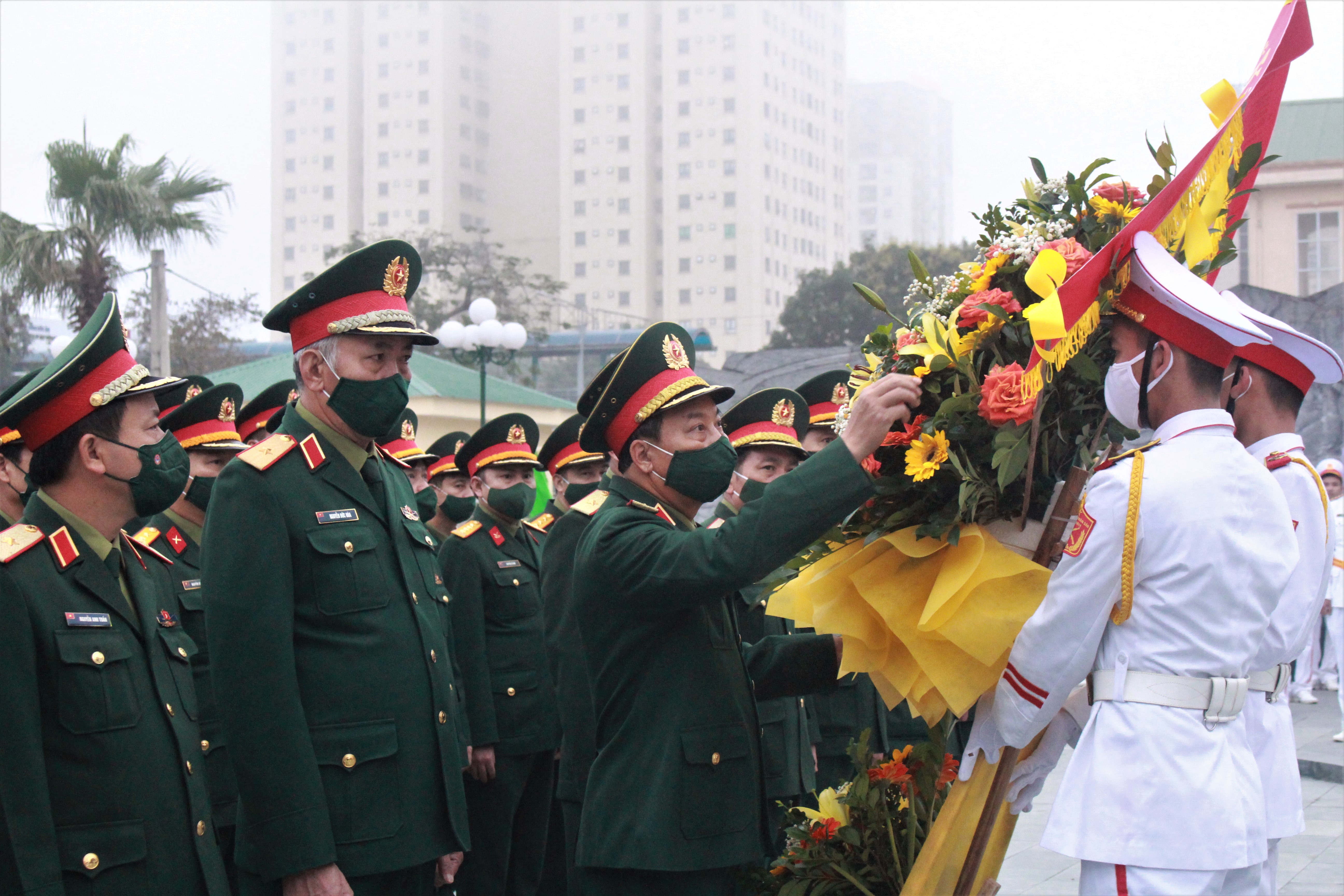 Bộ Tư lệnh Quân khu 4 dâng hoa, dâng hương tưởng niệm Chủ tịch Hồ Chí Minh và các Anh hùng, Liệt sĩ