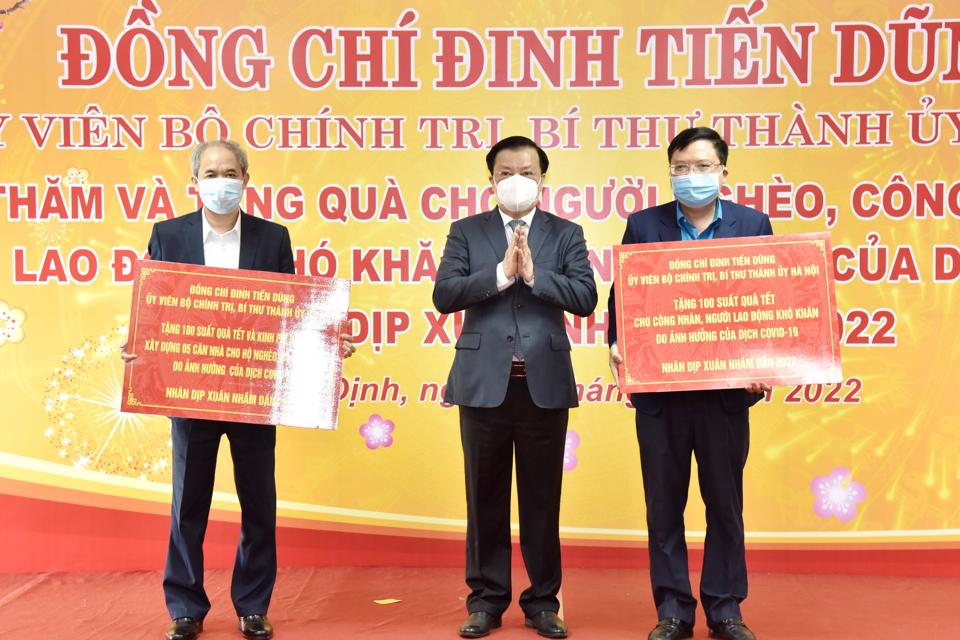Bí thư Thành ủy Hà Nội chúc Tết gia đình chính sách, công nhân lao động tại Nam Định